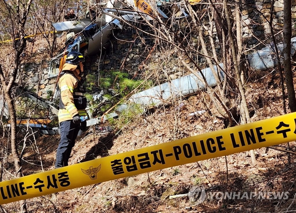 영월서 송전탑 공사 투입 헬기 전선에 걸려 추락…2명 숨져