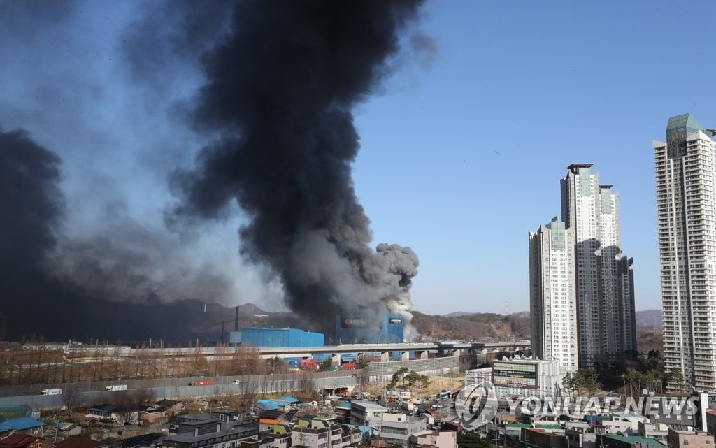 화재 난 한국타이어 공장, "재가동은 언제?"...근로자들 '막막'