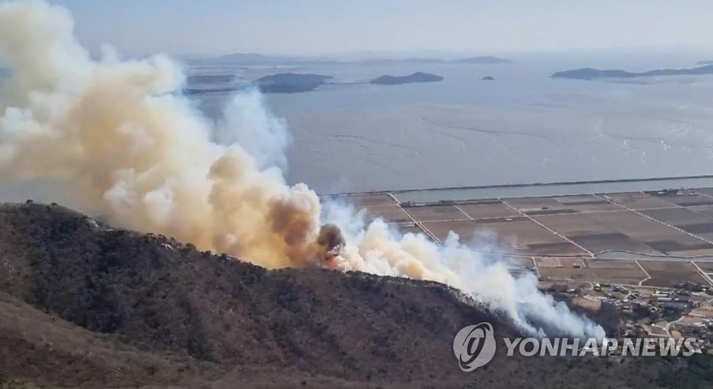 '열화상 드론 투입' 강화도 마니산 산불 끈다