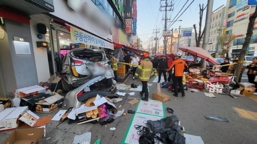 전통시장 인근서 시내버스에 부딪힌 차량 상점 돌진…19명 부상