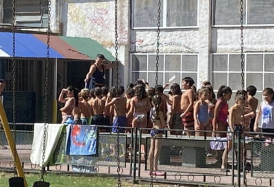 수영복 입고 등교하는 아르헨티나 초등학생들...왜?