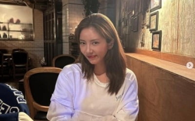 손담비, '♥이규혁'과 달달 와인 데이트…새침한 표정으로 한 컷