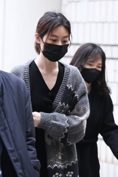 [TEN 포토] 김새론 '긴장된 표정으로 법원 출석'
