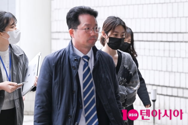 [TEN 포토] 김새론 '변호사뒤에 숨어서'