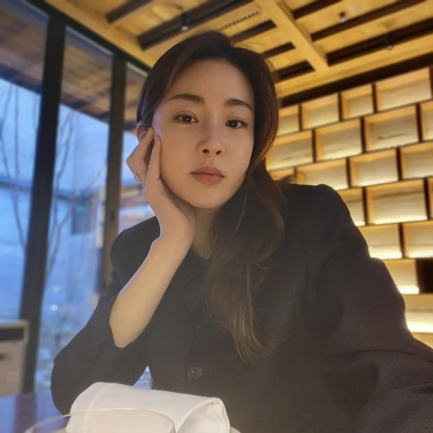 '한의사♥' 강소라, 청담동 레스토랑서 메뉴판 진지하게…날카로운 턱선 자랑