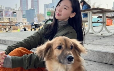 '윤남기♥' 이다은, 애는 유치원 보내놓고 개와 한강 피크닉 중…여유 만끽