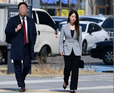 [TEN 포토] '박수홍 부인' 김다예 '변호사와 함께 증인 출석'
