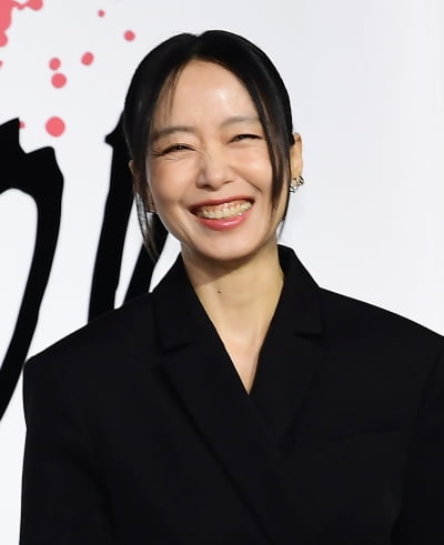 '킬러 변신' 전도연 "남행선의 이중생활 댓글, 기뻐해야 될지 모르겠더라" ('길복순')