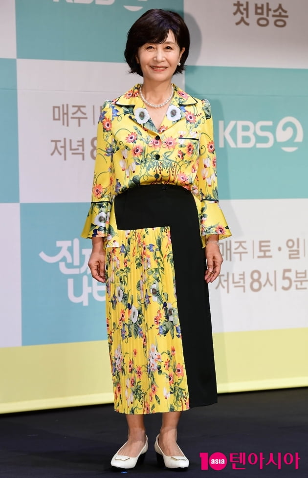 [TEN 포토] 김혜옥 '화려한 패션'