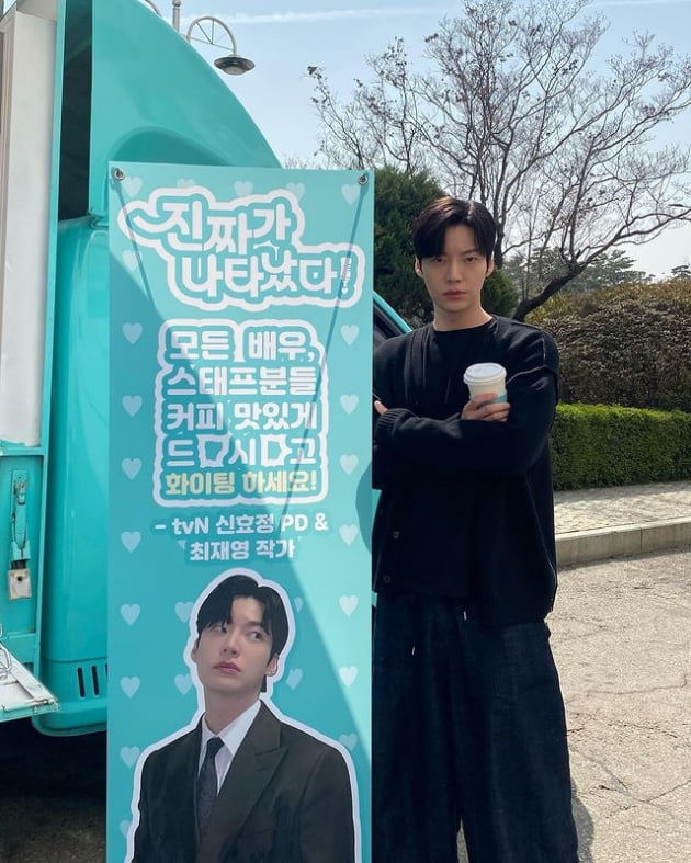 '3년만 드라마 복귀' 안재현, tvN PD·작가 커피차 받고 신났네 "왕하트"