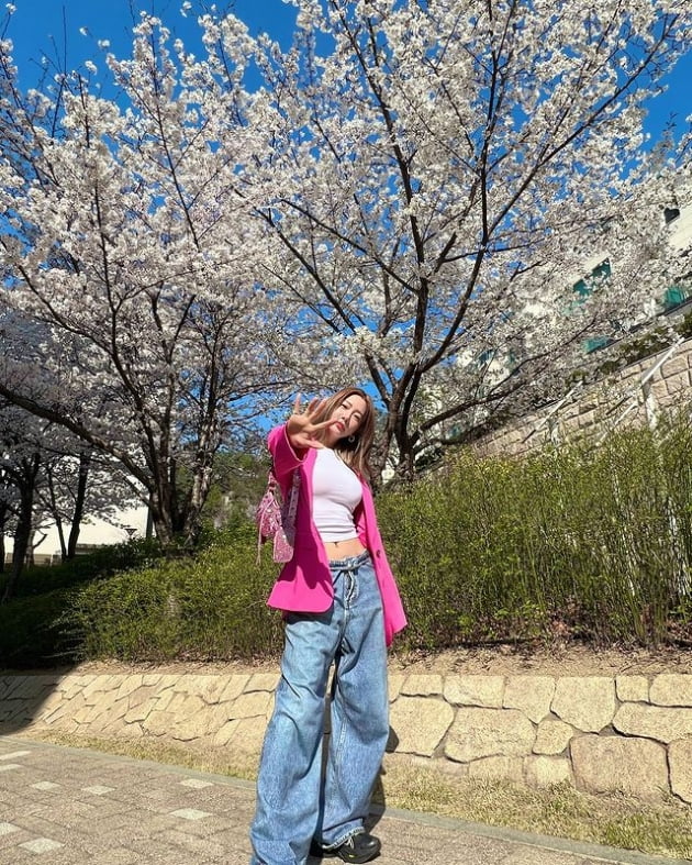 '사업가♥' 클라라, 핫핑크 재킷 입고 벚꽃 이긴 미모…CG 같은 라인