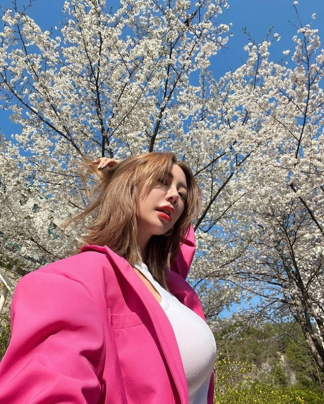 '사업가♥' 클라라, 핫핑크 재킷 입고 벚꽃 이긴 미모…CG 같은 라인