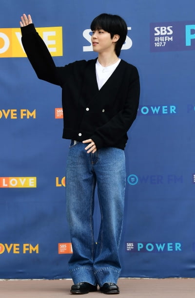 [TEN 포토] BTS 지민 '아미들에게 멋진인사'