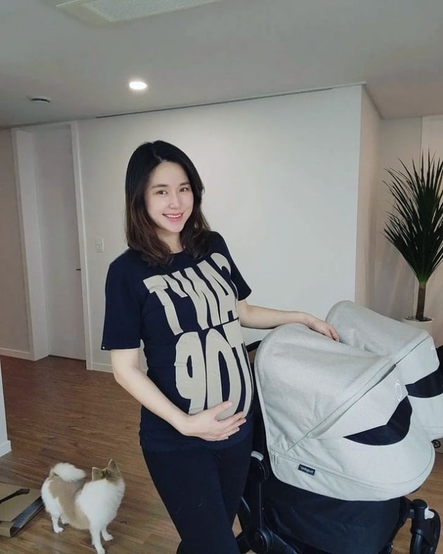 '쌍둥이 임신' 공현주, 오랜만에 ♥금융맨 남편과 커플샷…점점 커진 D라인