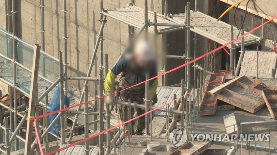 부천 오피스텔 공사장 4m 높이서 발판 추락…60대 중상