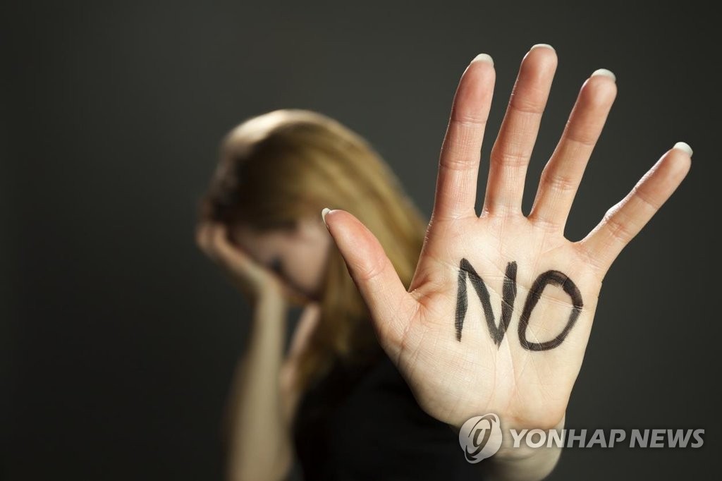 '우산 속에서' 지적장애 친딸 강제 추행한 50대 아버지 법정구속