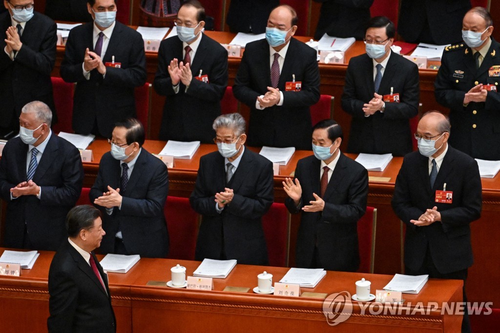 시진핑, 양회서 홍콩 행정장관에 손 흔들어…"홍콩의 안정 인정"