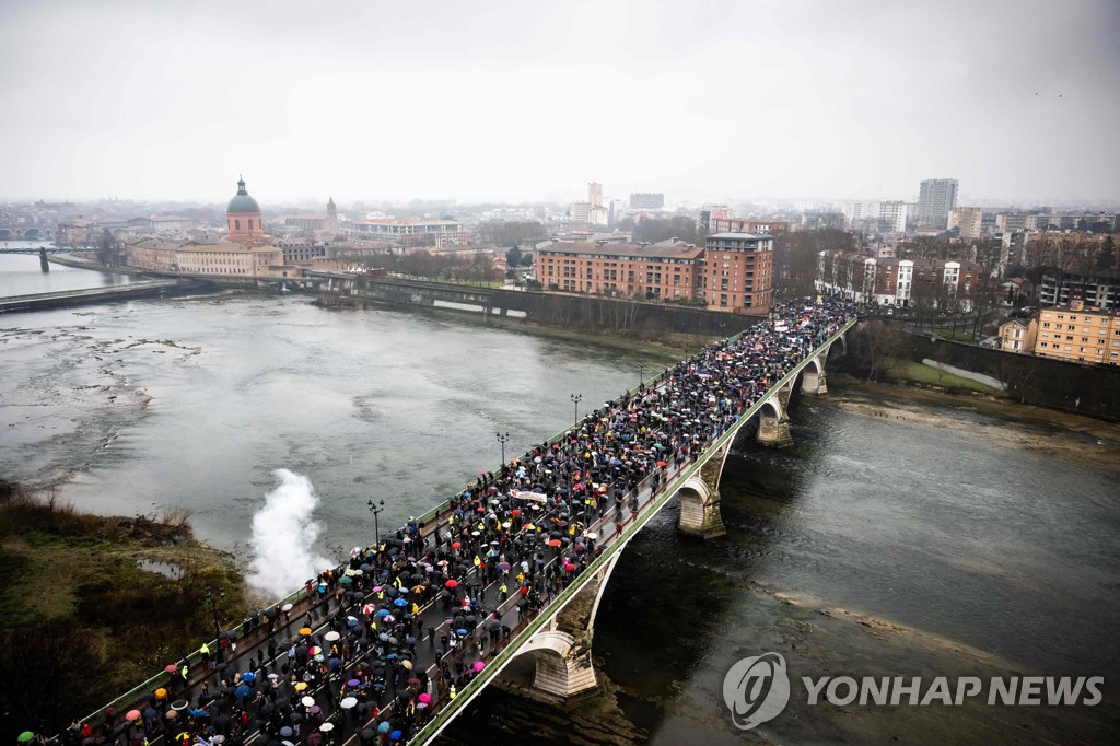 도로 봉쇄하고 전기 끊고…佛 연금개혁 반대시위 참가인원 최다