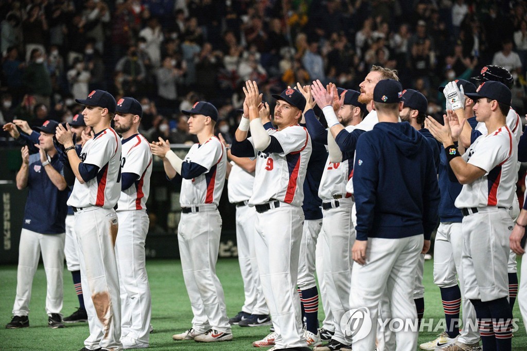 [WBC] 현역 소방관의 열정 투구에…모자 벗고 '폴더 인사' 체코 감독