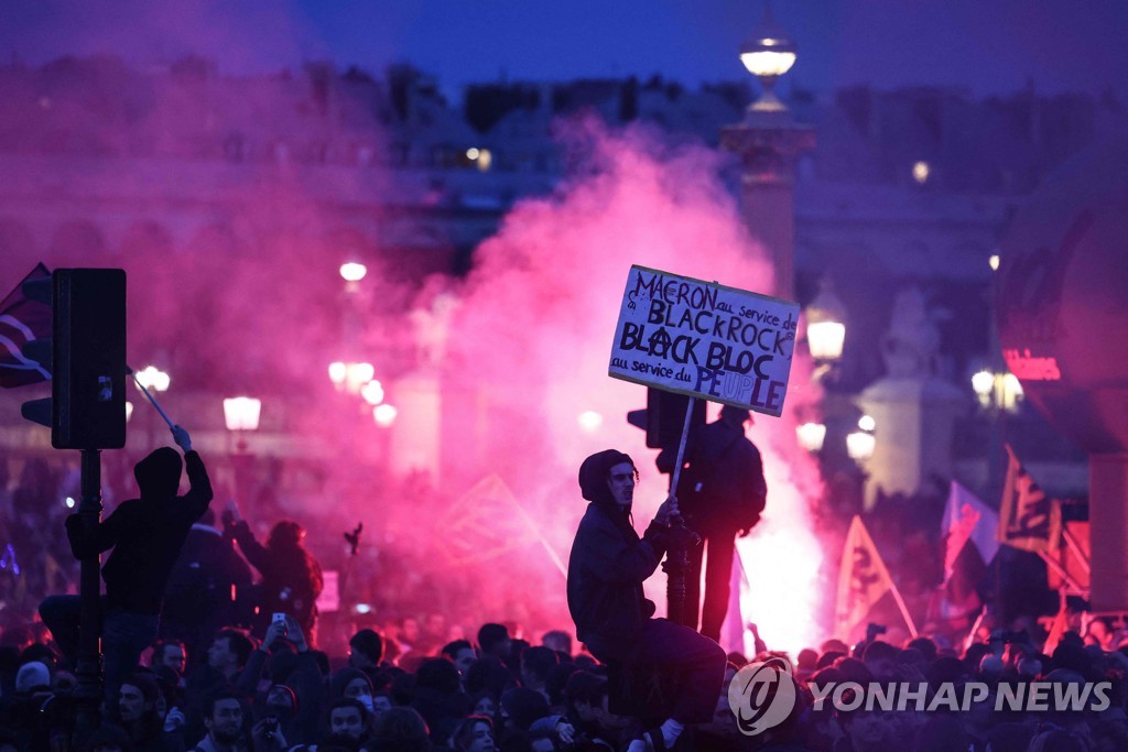 '연금개혁 강행' 佛총리 불신임안 제출…시험대 오른 마크롱