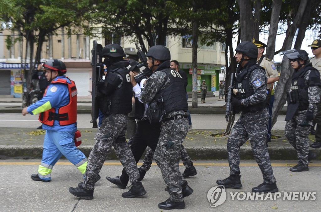 에콰도르 도심서 폭탄 두른 남성 출현에 일대 큰 혼란