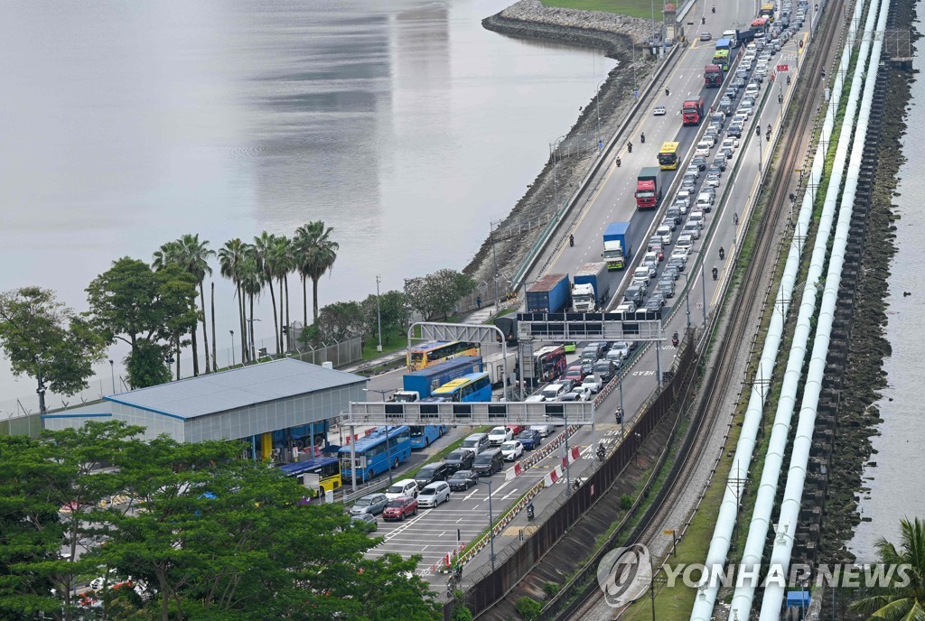 싱가포르 창이공항, 출입국시스템 이상으로 지연 사태