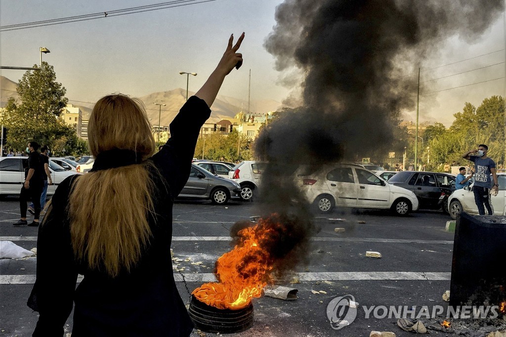 이란 여학교 '가스 테러' 공포 확산…"30개 학교·400명 피해"