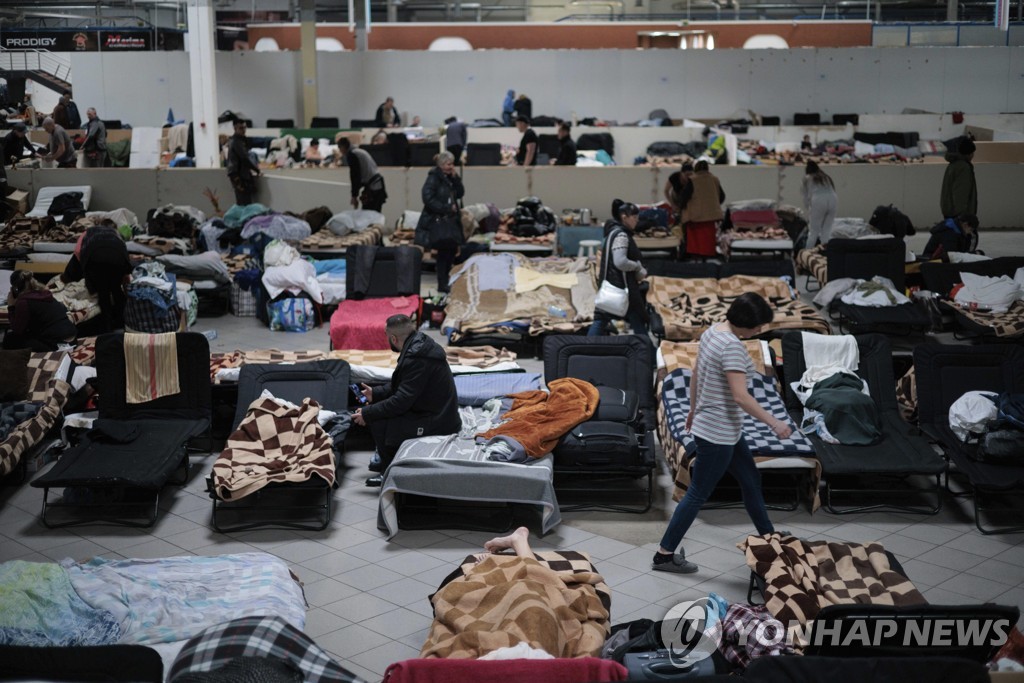 영국-폴란드, 우크라에 임시 난민촌 만든다…700여명 수용