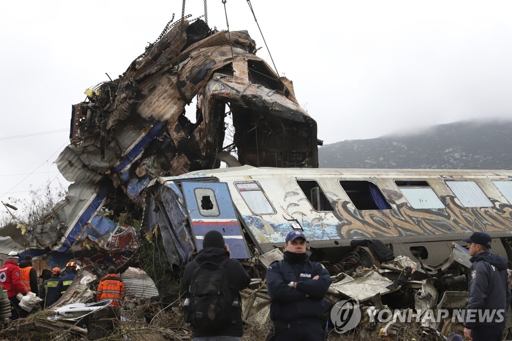 "21세기에 이런 일이…" 그리스 열차충돌 참사에 시민 분노