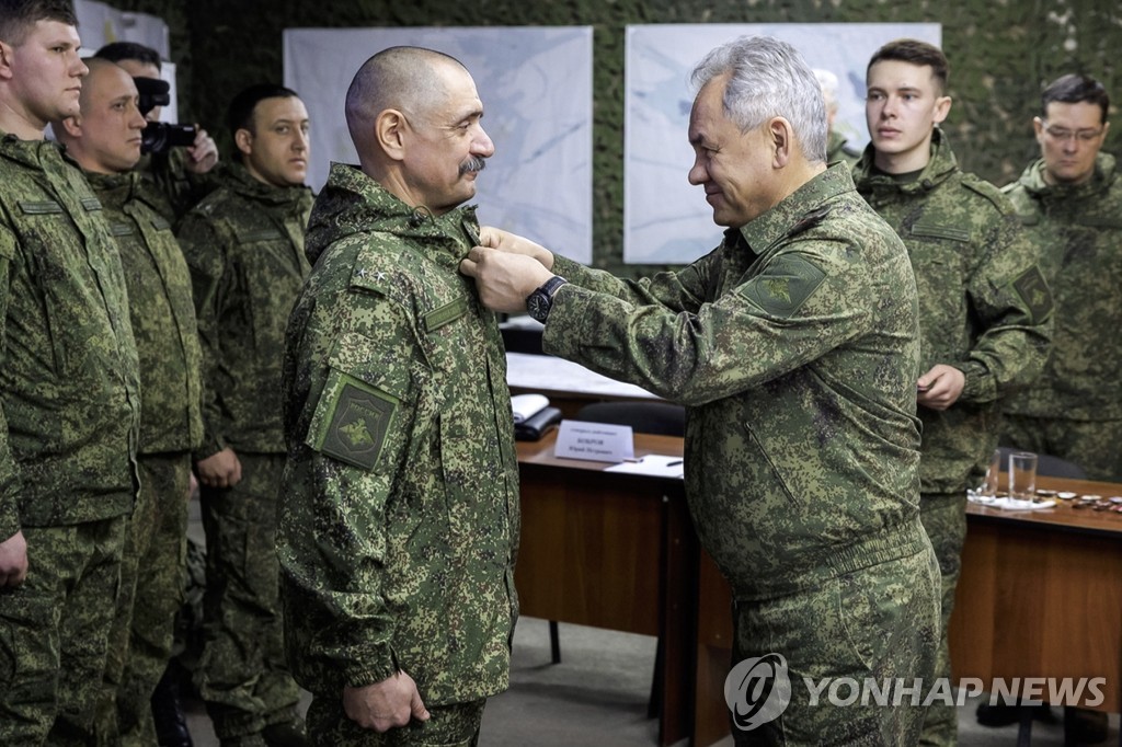 러 국방장관, 우크라 동부 점령지 지휘소 시찰…장병 격려