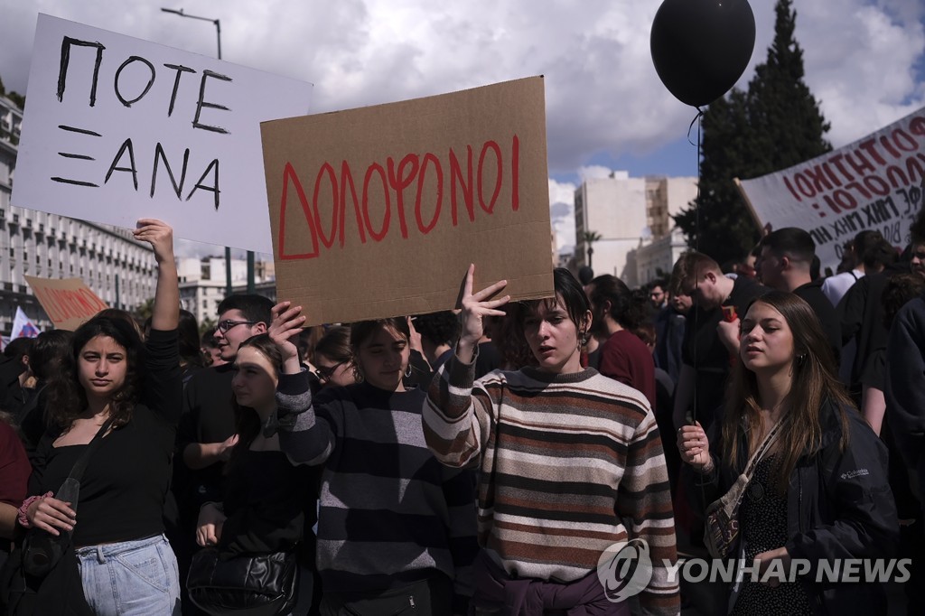 그리스 총리, 열차사고에 사과…"희생자 유족에 용서 구해"