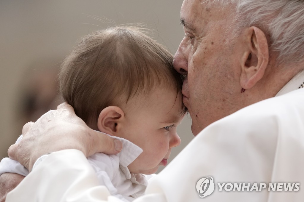 '즉위 10주년' 프란치스코 교황 "기념선물로 받고 싶은 건 평화"