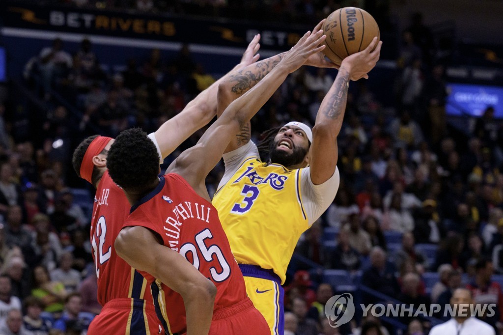 NBA 밀워키, 50승 선착하며 PO 확정…서부 1위 덴버는 4연패