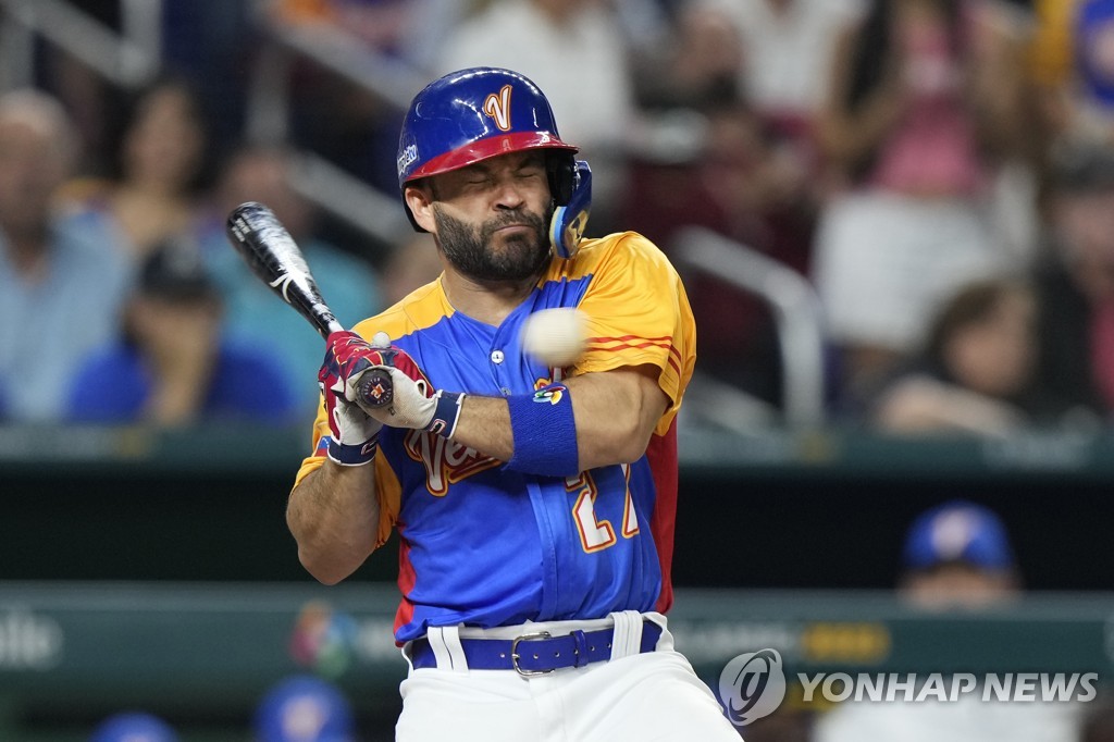 WBC서 손가락 부러진 알투베, 최소 두 달간 '전력 이탈'