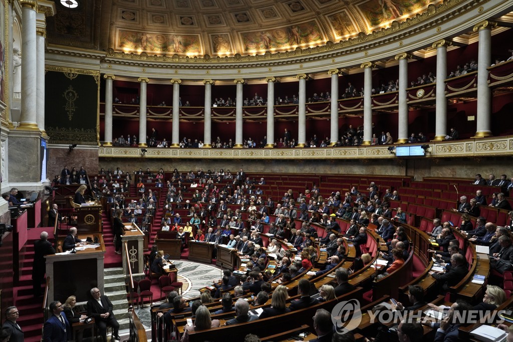 마침내 연금개혁 이뤄낸 마크롱…반발 못 달래 '상처뿐인 승리'