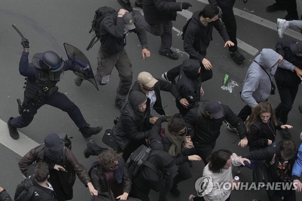 佛연금개혁 반대시위 과열…인권단체 "경찰, 과도한 무력사용"(종합)
