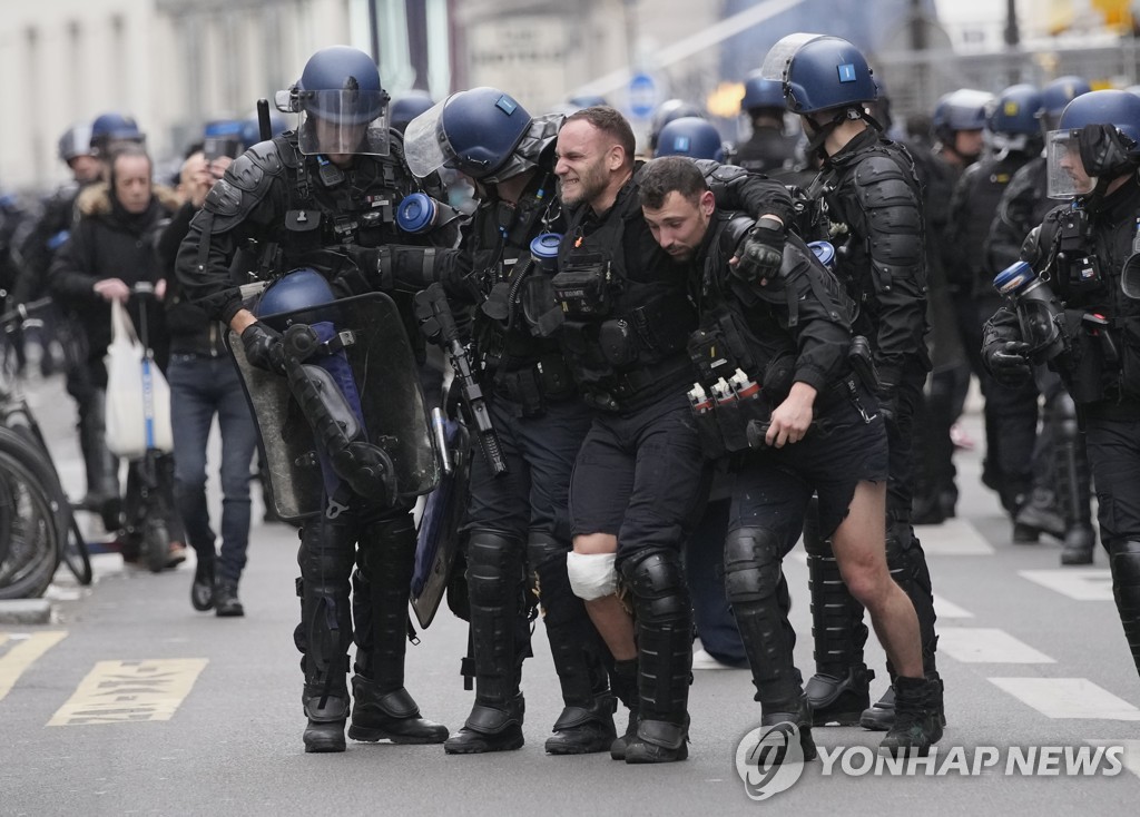 프랑스 시위는 '경찰활극'…몽둥이로 얼굴 때리고 최루가스