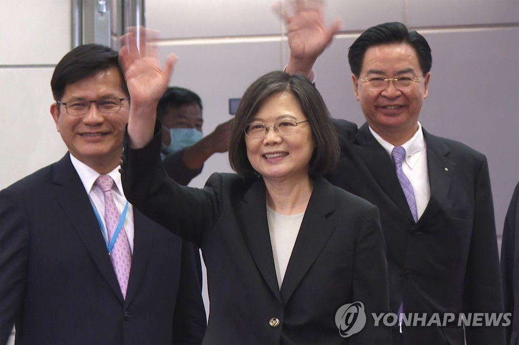 차이잉원 방미 출국 "세계로 들어갈 것…대만은 혼자가 아냐"(종합)