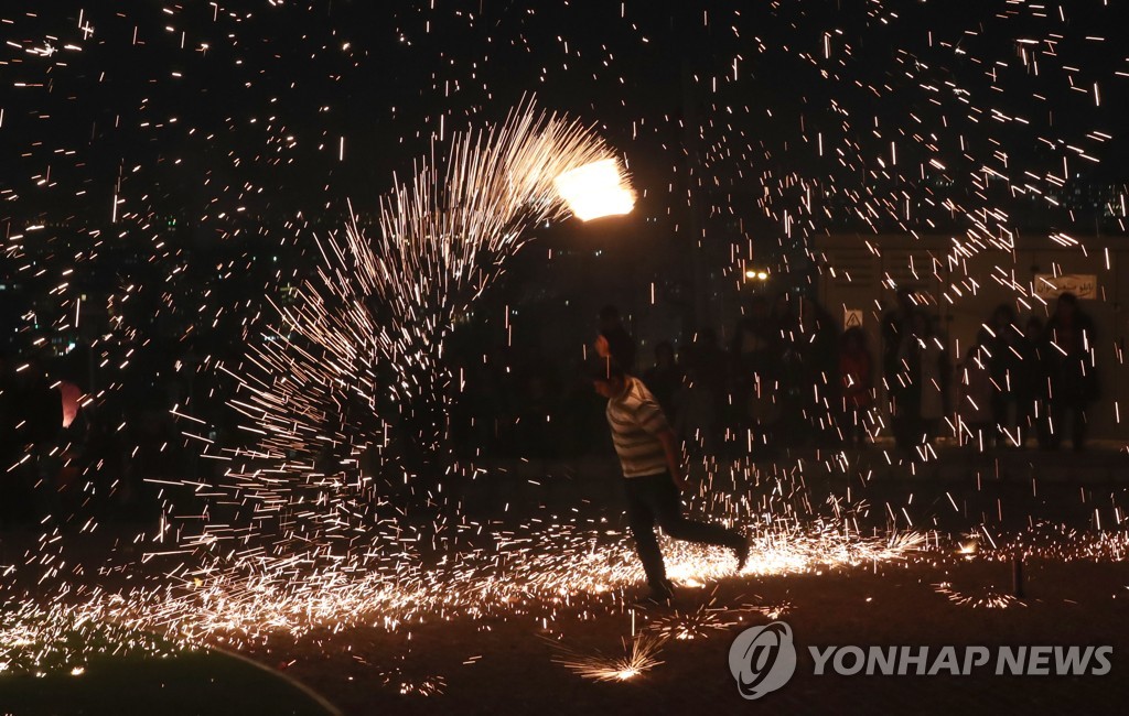 이란 새해맞이 불꽃축제 앞두고 당국 '긴장'…반정부 시위 경계