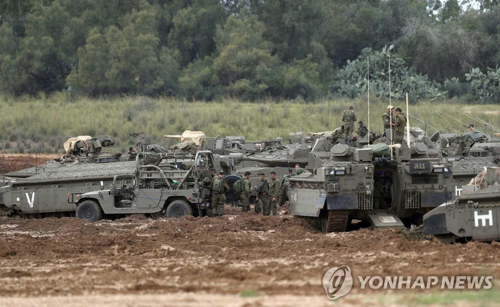 팔레스타인 주민의 사제폭탄 공격에 이스라엘군 탱크 포격