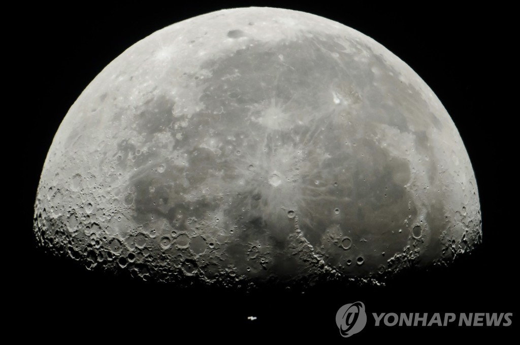 "달 표면서 물 수천억t 얻을 수도"…인류 탐사에 '생명수'되나(종합)