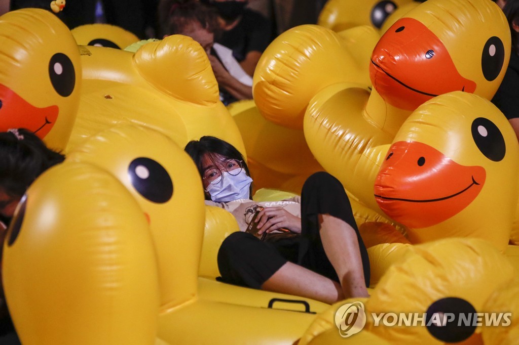 '오리 그림으로 국왕 풍자' 태국 남성, 왕실모독죄로 2년형