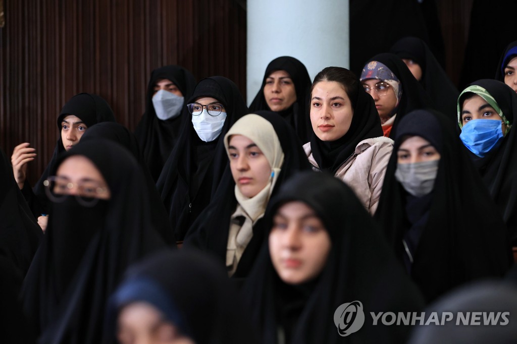 이란 여학교 '가스 테러' 공포 확산…"30개 학교·400명 피해"