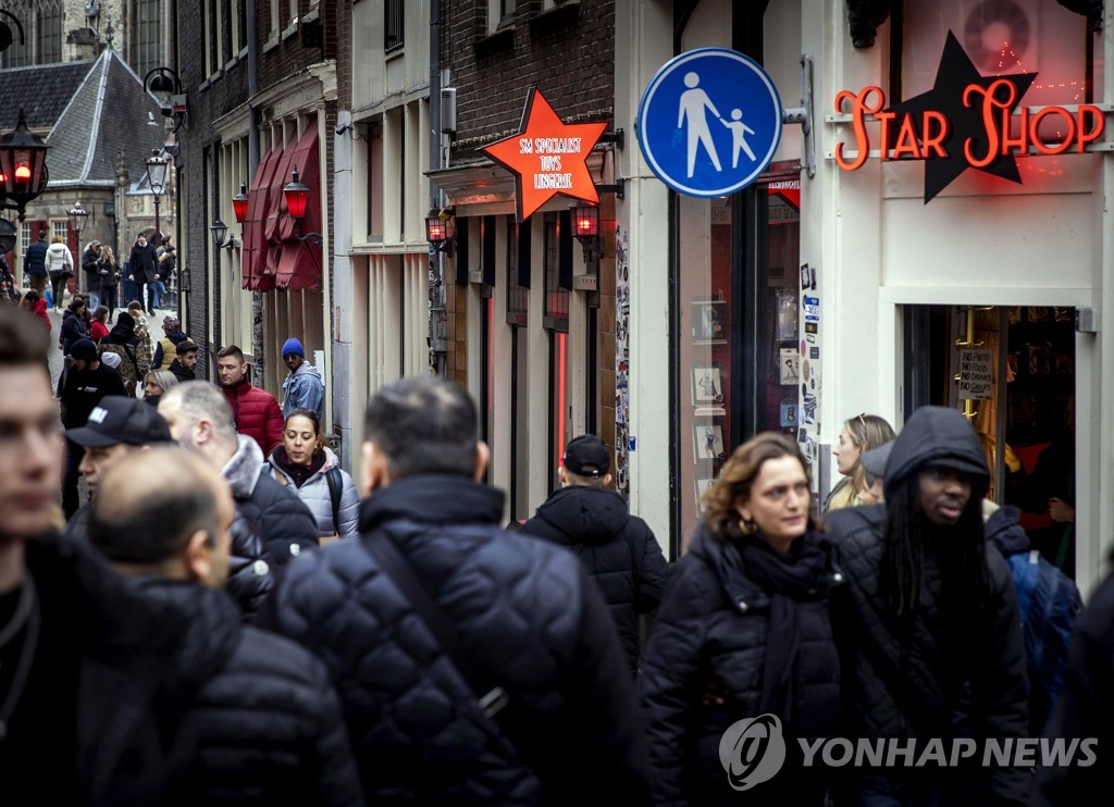 암스테르담, 영국 젊은 남성 관광객에 "난장판 만들거면 오지마"