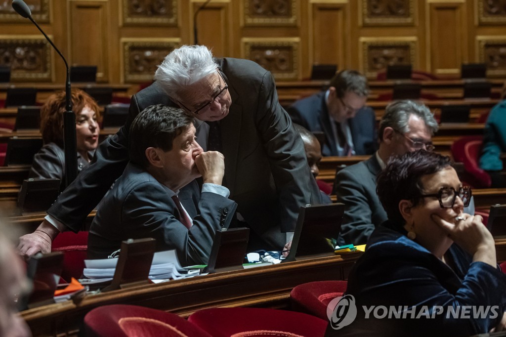 프랑스 상원, 수십만명 반대 시위 속 연금개혁법안 1차 통과