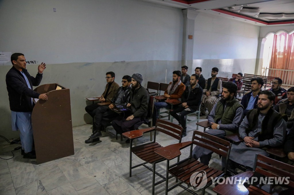 아프간 대학들, 여학생 빼고 개강…탈레반 여성 탄압 가속화