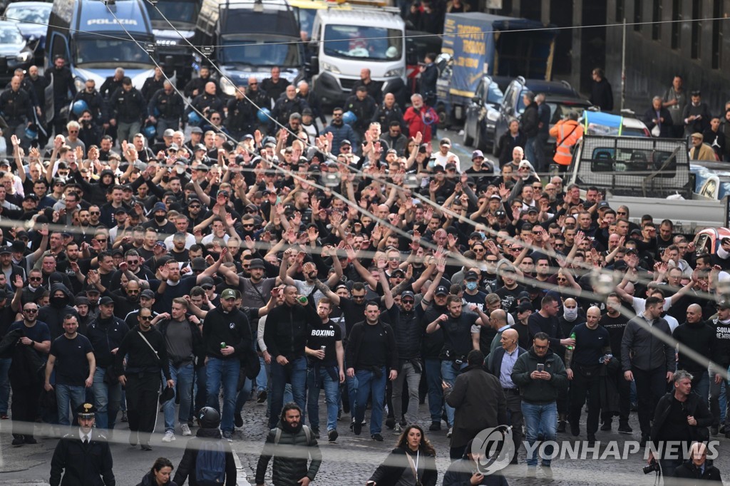 독일 프랑크푸르트 원정팬들, 챔스 2차전 앞두고 나폴리서 폭동