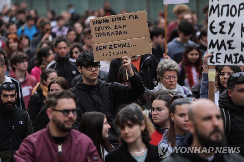 그리스 '꺼지지 않는 분노'…총파업 전국 마비·시위 격화