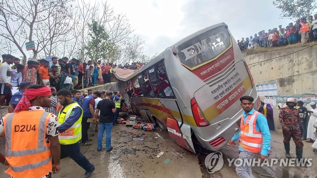 방글라데시서 버스 추락…19명 사망하고 25명 다쳐