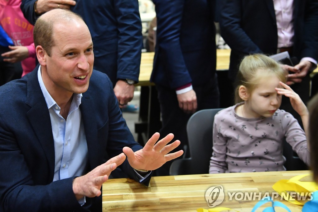 윌리엄 英왕세자 폴란드 깜짝 방문…우크라 아이들과 탁구